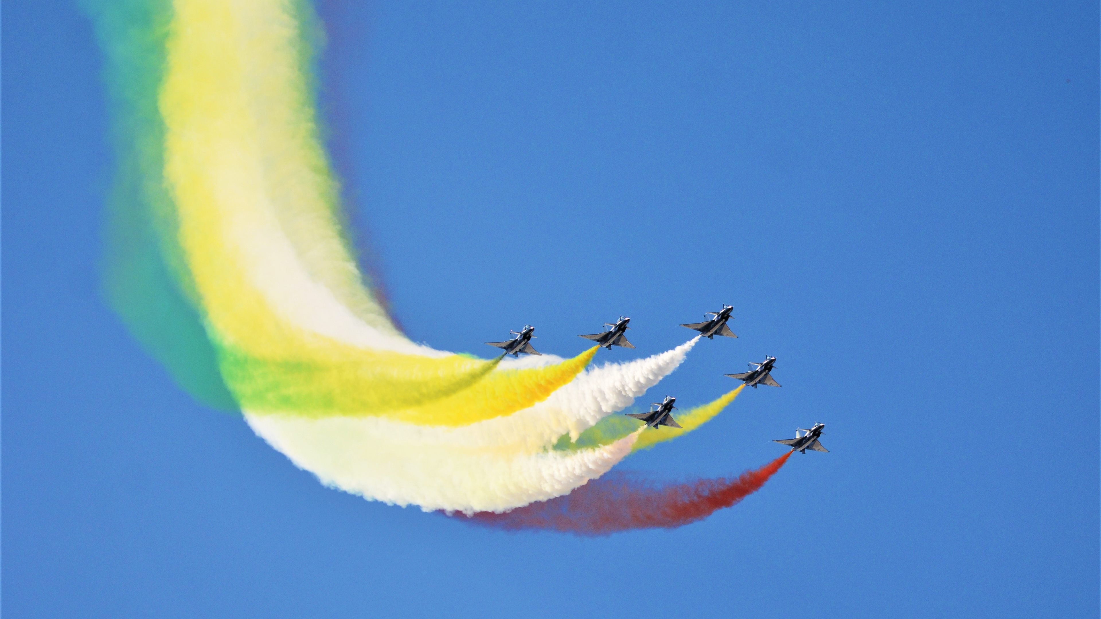 自由式滑雪运动员突破高难动作,自由式滑雪运动员在什么地方表演