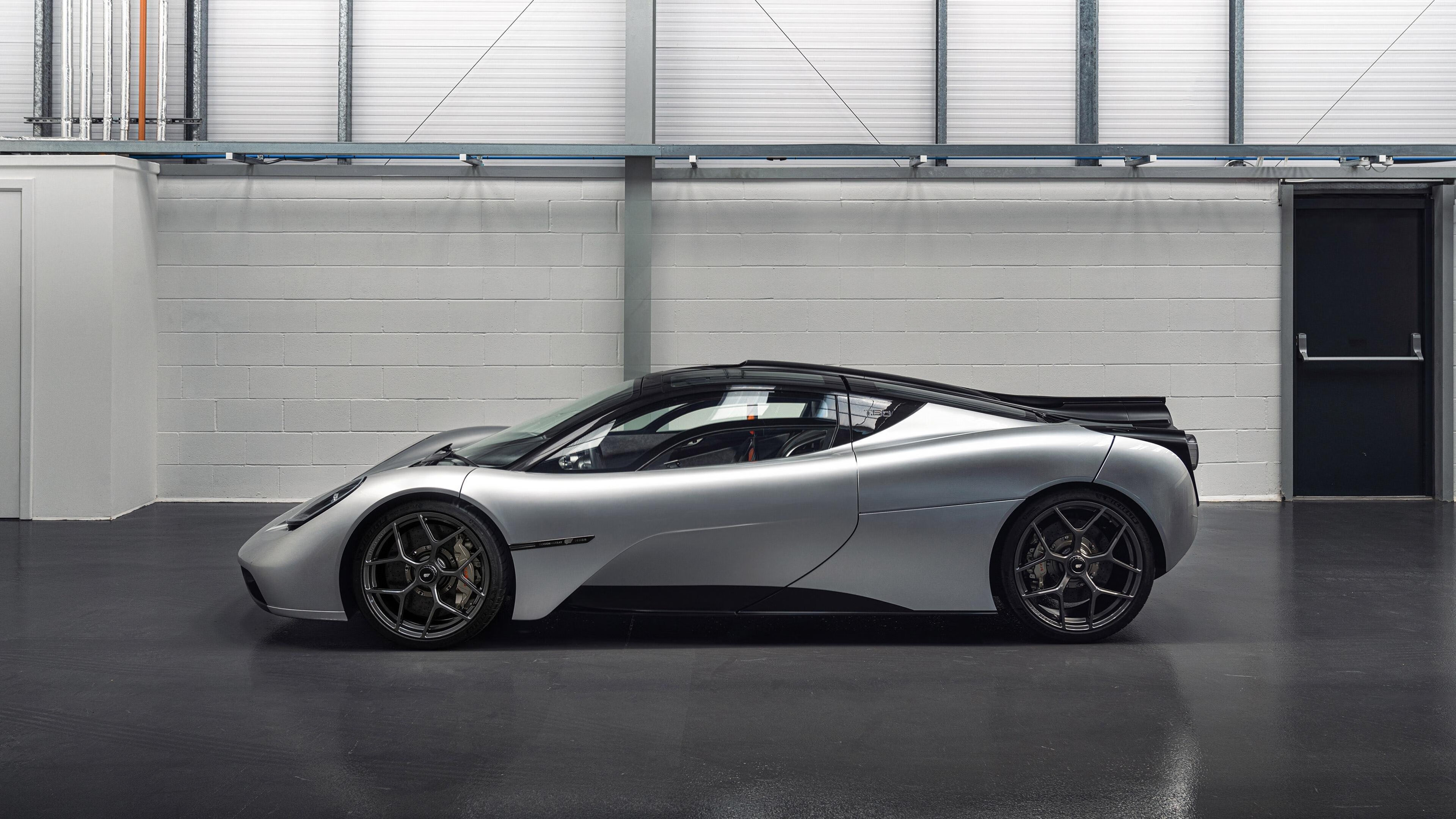 爱游戏平台-“马丁·高尔西成为美洲狮队防线的中流砥柱，展现强大领导力”