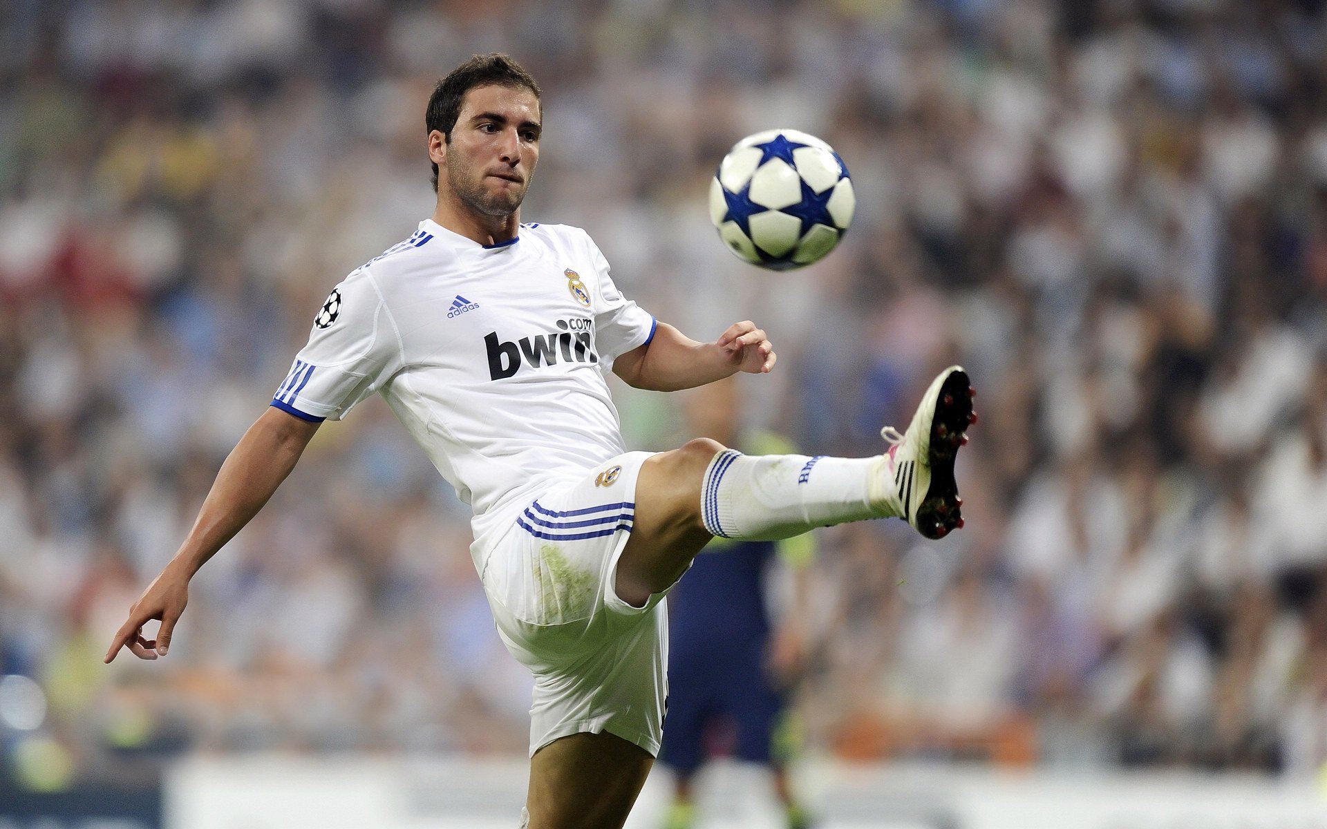 国际足球巨星加盟中超引发热议,国际足球巨星加盟中超引发热议的原因